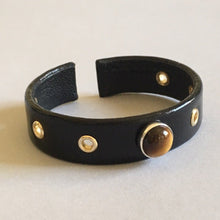 Manchette Fine Cuir Noir 7 rivets - Cabochon Oeil de Tigre et Tourmaline Noire