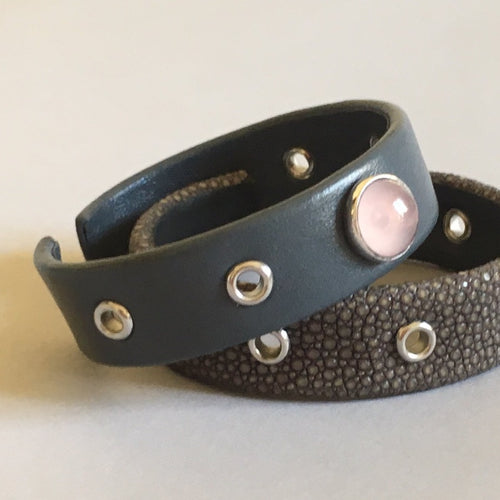 Manchette Fine Cuir Gris 7 rivets - Cabochon Quartz Rose et Améthyste