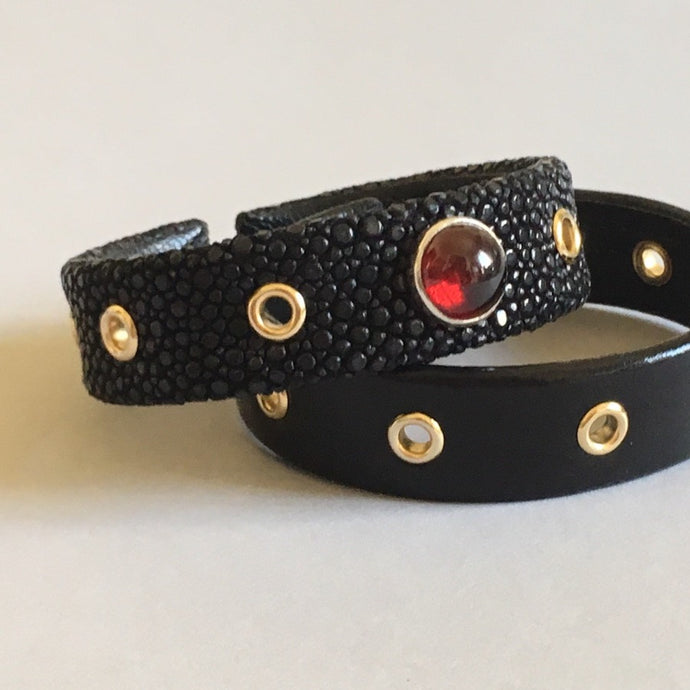 Manchette Fine Galuchat noir 7 rivets - Cabochon Grenat et Turquoise