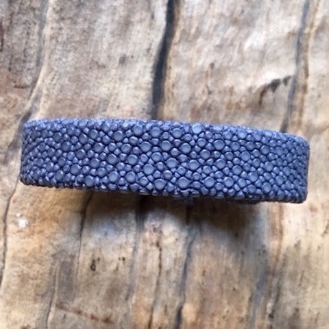 Bracelet en galuchat bleu-gris à partir de