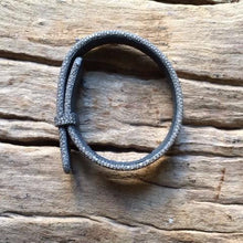 Linkstones - Bracelet galuchat gris fermeture bouton de col