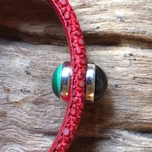 Linkstones - Bracelet galuchat rouge double cabochon pierre fine malachite et tourmaline noire