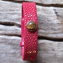 Linkstones - Bracelet galuchat rouge double cabochon pierre fine oeil de tigre